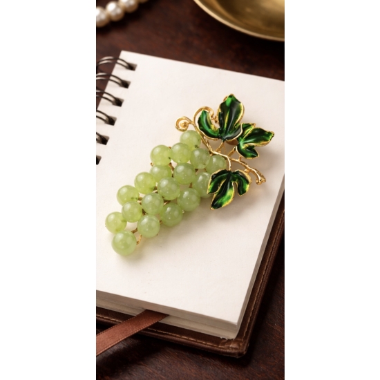 Broszka winogrona – klasyczna elegancja z naturalną inspiracją.